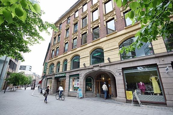 Fasade gågate mot Tinghuset og C. J. Hambros plass.