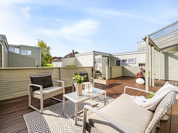 Dan Chruickshank presenterer: Innbydende leilighet på skjermet tun m/store terrasser, utsikt og sol fra soloppgang til solnedgang. Eget vaskerom m/bi-inng.