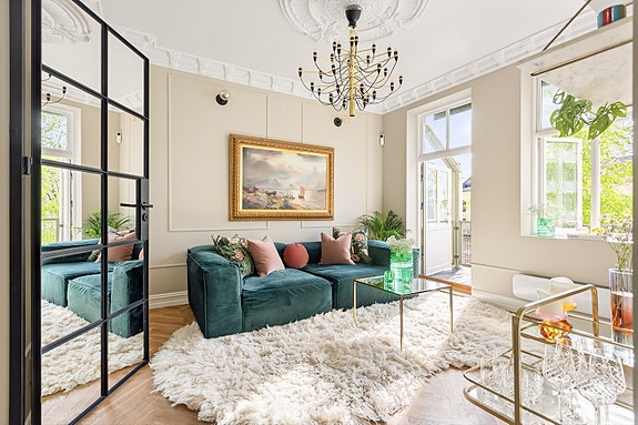 Velkommen til en superfresh og gjennomført 3-roms beliggende i separat bygg i 2.rekke fra Toftes gate