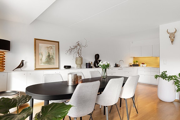 Velkommen til Haugenlia 25 - Stilrent og funksjonelt kjøkken fra 2016 med god oppbevaringsplass og demping på skap og skuffer.