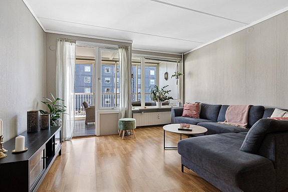Stor stue med god plass til romslig sofagruppe og spisegruppe.