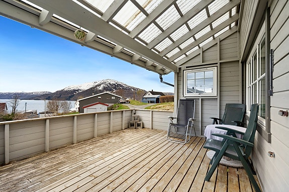 Her er det en overbygd veranda med god utsikt og gode solforhold