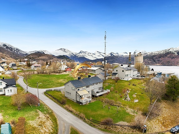 Beliggende i veletablert boligstrøk sentralt i Kjøpsvik. Ca. 15 minutt gange til barne- og ungdomsskole og 10 minutt til butikk.