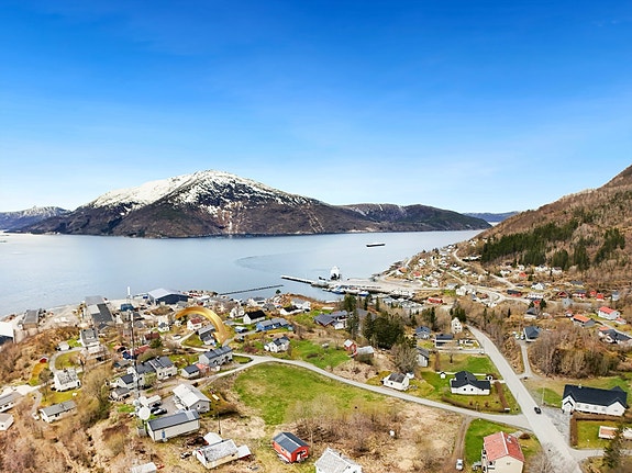 Boligen ligger flott til i Kjøpsvik med nærhet til alt