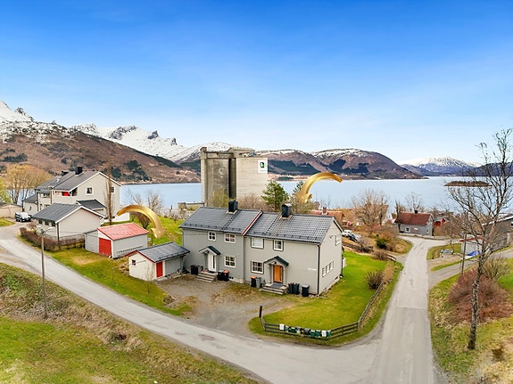 Det er i tillegg en garasje og uthus tilhørende eiendommen