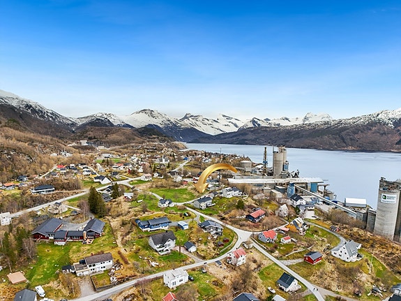 Beliggende i et boligområde med nærhet til sentrum av Kjøpsvik
