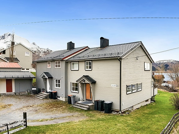 Vertikaldelt bolig med lett adkomst til eiendommen!