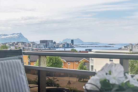 Det er utsikt over bl.a. innseilingen, sentrum, Burøya og Hjartøya