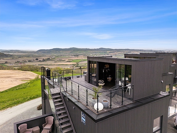 Velkommen til en lekker enebolig i kjede med endebeliggenhet med strålende sol- og utsiktsforhold