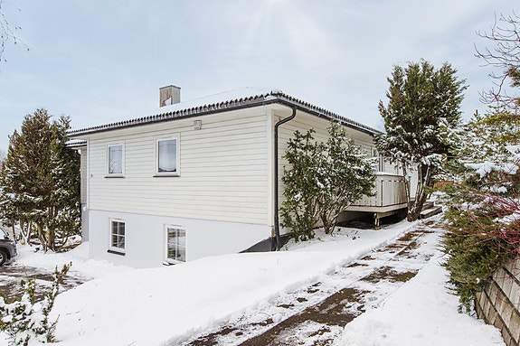 Koselig halvpart av tomannsbolig i populært villaområde med tre soverom, egen p-plass og stor terrasse