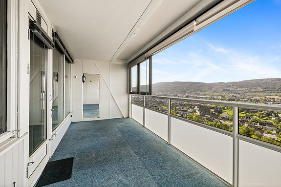 Fra stuen er det utgang til innglasset terrasse som fungerer som en fin forlengelse av stuen.