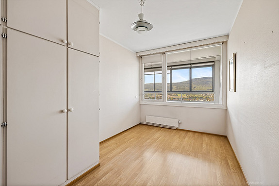 På soverommet 2 er det plass til seng med nattbord og garderobeløsning.