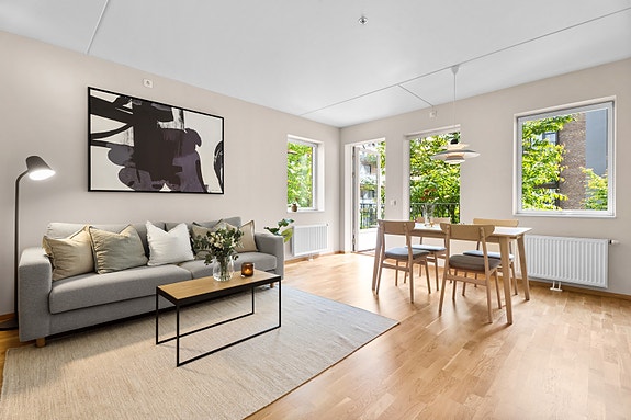 Velkommen til en meget pen og tiltalende 2-roms leilighet i 2. etasje, sentralt plassert midt på sjarmerende Rodeløkka. Her bor du både urbant, men samtidig tilbaketrukket og rolig til i grønne og flotte omgivelser.