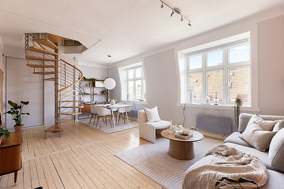 Det store vindusflatene slipper inn rikelig med naturlig dagslys.