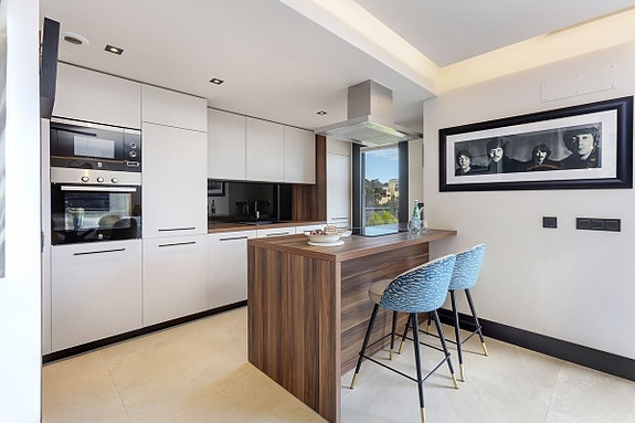 Eksklusiv penthouse-leilighet med stor takterrasse - 3 soverom, havutsikt og moderne komfort