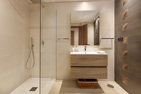 Eksklusiv penthouse-leilighet med stor takterrasse - 3 soverom, havutsikt og moderne komfort