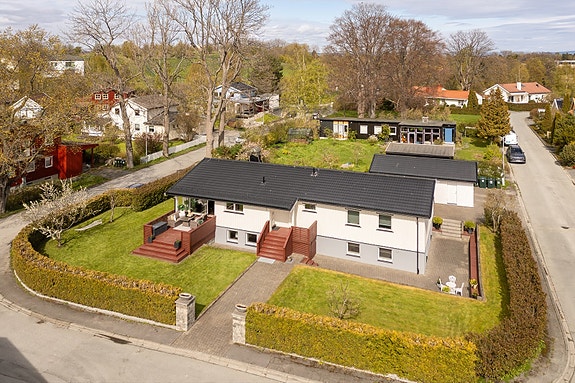 Heimdal Eiendomsmegling v/Henrik Midtøy har gleden av å presentere stor og innholdsrik enebolig i et velrenommert boområde på Lade.