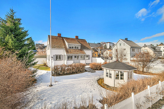 Stor tomt, innholdsrikt og velholdt hus. Meget flott beliggenhet.
