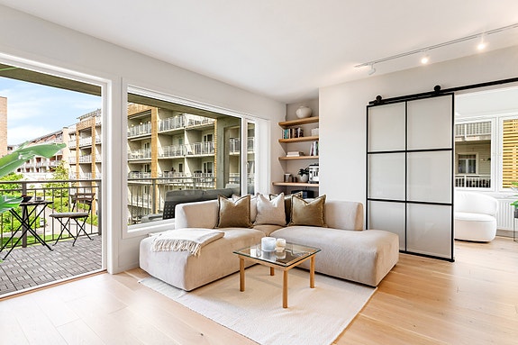 Velkommen til Lørenvangen 20! En strøken 3-roms hjørneleilighet i moderne bygg fra 2013.