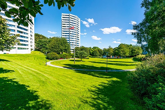 Vi har gleden av å presentere en lys og pen leilighet med attraktiv beliggenhet i naturskjønne omgivelser i Rosenli.