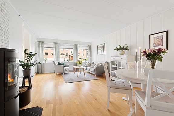 Velkommen til Fredrikke Qvams veg 23 A! En lys og romslig 3-roms i byggets 1. etasje.