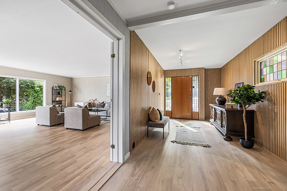 Moderne spilevegg i gangen