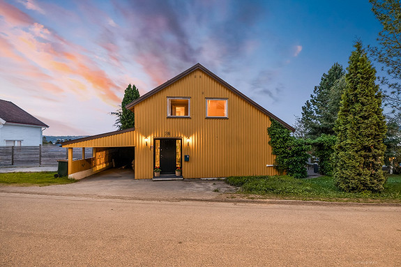 Kveldsstemning (fasade sett fra hovedveien)