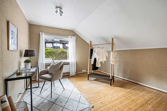 Soverom 3 i 2 etg. Også av meget god størrelse