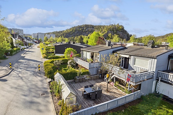 Velkommen til Suldalsveien 8A - Ett innholdsrikt rekkehus med barnevennlig plassering og gode uteområder.