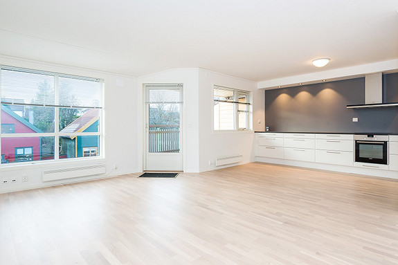 Velkommen til Riiser-Larsens gate 1. Moderne oog lys leilighet i etablert område.