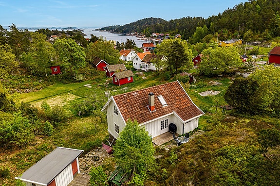 STORFAMILIENS SAMLINGSSTED. Et lite fiskersmåbruk ble på 80 tallet revet, og noen år senere ble en ekstra hytta på fjellet ovenfor bygget.