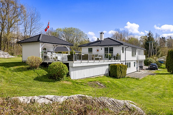 Innholdsrik og svært attraktiv enebolig med utleiedel med løpende, skattefrie leieinntekter som overtas av kjøper samt stor, solrik tomt i grønne omgivelser. Dobbel garasje og mulighet for å leie båtplass ca. 5 min. fra huset!