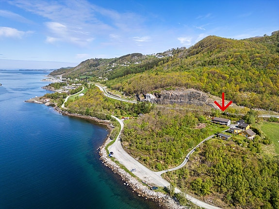 Velkommen til Nagavegen 99 - Enebolig i landlige omgivelser på Nag. Nag ligger ca. 5-8 minutter fra Tau og Jørpeland, med kort avstand til Ryfast.
