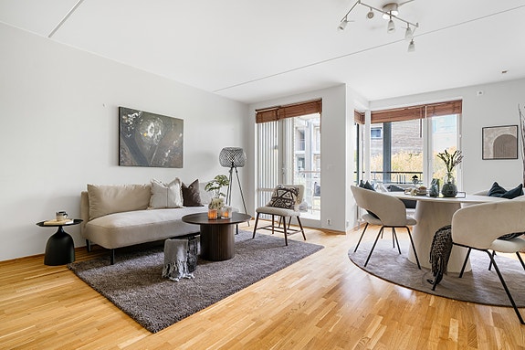 Proaktiv Eiendomsmegling ved Eirik Døsen ønsker deg hjertelig velkommen til en særdeles lekker 2-roms selveier.