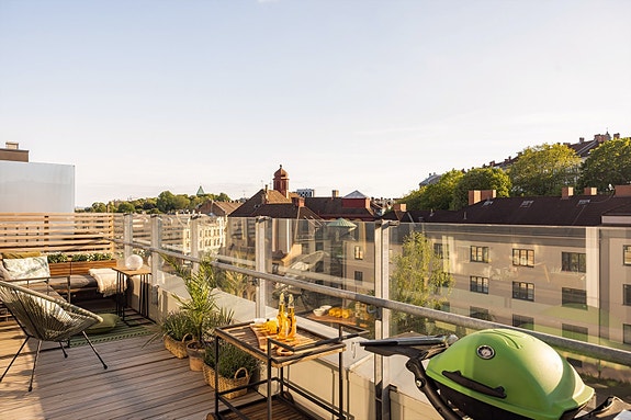 Velkommen til Landstads gate 2 - en fantastisk 4-roms toppleilighet med terrasse på 15 kvm og balkong på 7 kvm. Heisadkomst til 6. etasje. Garasjeleie.