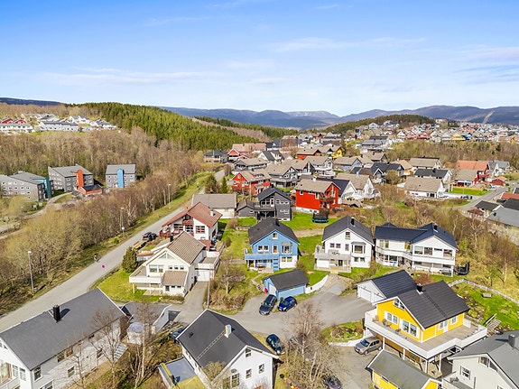 Velkommen til Greisdalsveien 59 - En meget innholdsrik enebolig med fin plassering i blindvei og høy standard