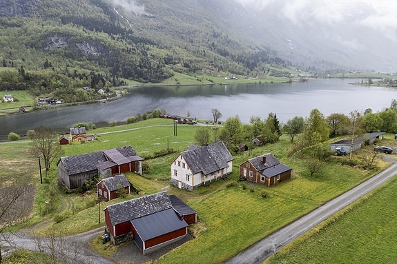 Løken gård i Olden presentert av Tegneby og Grønnerød Landbruksmegling