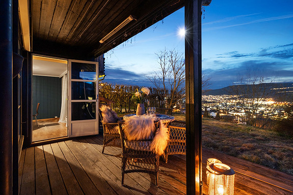Flott utsikt fra terrasseplatting og hage