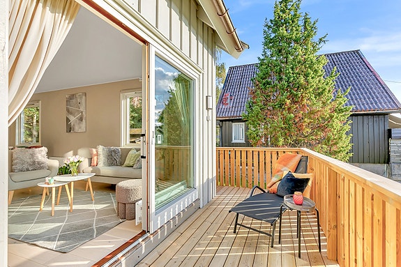 En sjelden anledning i Hansemyrveien 19B - lys og arealeffektiv enebolig med mulighet for utleie i kjeller (egen inngang), hage rundt huset, vestvendt terrasse og carport.