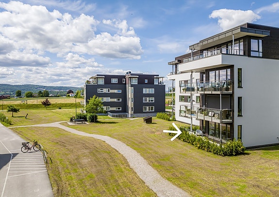 Sydevestvendt beliggenhet gir meget gode solforhold. Pilen markerer leiligheten.