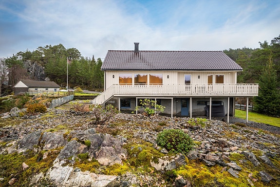 Terrassen er sørvestvendt med både morgen - og kveldssol
