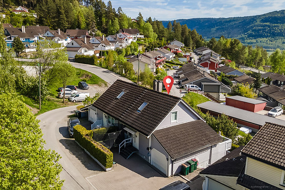 Boligen ligger i et fredelig nabolag.