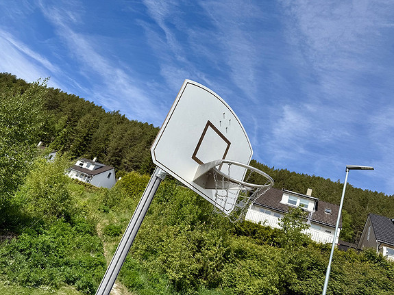 Basket- og fotballbane rett ved boligen