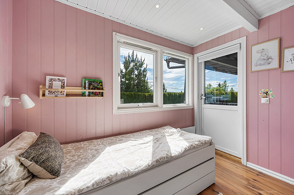 Huset har 3 fine soverom.