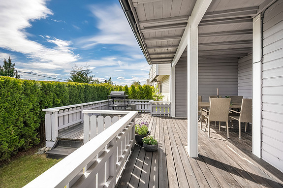 Romslig terrasse med god plass for utemøbler med utgang fra soverommet.