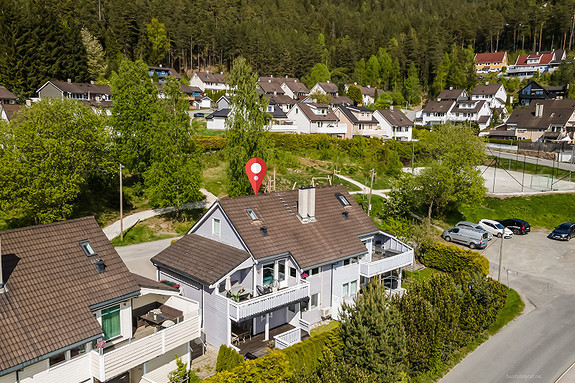 Eiendommen har en fin beliggenhet i et rolig, attraktivt og barnevennlig boligområde.