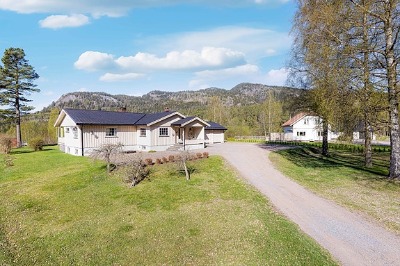 EiendomsMegler 1 v/Carina Myhre presenterer Grorudveien 114!
Innholdsrik og familievennlig enebolig med de fleste fasiliteter på et plan.