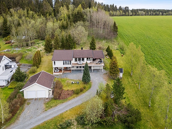 Hjørnetomt som grenser mot ut og innmark. ligger i sør/øst hjørnet av boligfeltet.