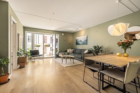 Velkommen til Lille Rosenlund borettslag, og denne gjennomgående 4-romsleiligheten.