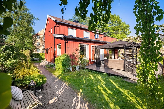 Velkommen til denne halvparten av en tomannsbolig i Brannfjellveien 46!